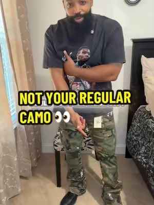 These definitely aren’t your regular camo pants 👀 The bootcut fit, cargo pockets, contrast panels and paint-splatter details give these a whole different look. Keep the rest of the fit simple and let the pants do the work 🔥 Could you pull these off? #MNML #camopants #mensstyleguide #streetwearessentials 