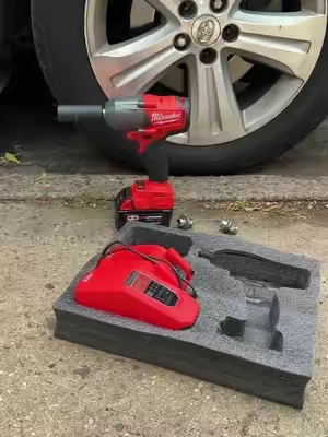 Con el impacto de media batería y cargador este set de herramienta de Milwaukee es muy completo #milwaukee#impactwrench #milwaukeetools #tiktokshop #creatorsearchinsights 