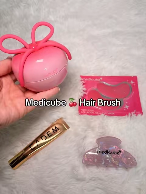 Medicube Ribbon Cherry Hair Brush