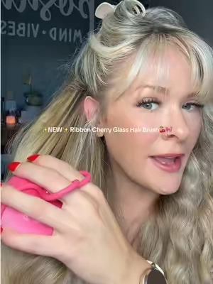 I actually LOVE this😍 @medicube global #medicube #glasshair #shinyhair #detangle #hairbrush 