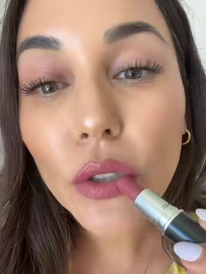 MAC Silky Matte Lipstick MEHR 💄  Mate sedoso y ligero que ofrece un color intenso con un acabado aterciopelado sin sensación de resequedad. #MACLipstick #SilkyMatte #MatteLips #TikTokShopFinds #MakeupFavorites @M.A.C Cosmetics Store 
