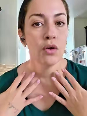 Compré este famoso perfume de tiktok y la verdad que me sorprendió de la mejor manera. #perfume #perfumes #perfumestiktok #mujeres #backtoschoolshopping 