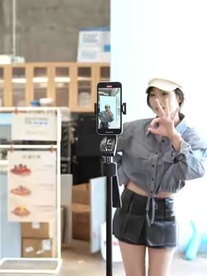 #SoloCreator No camera crew? No camera skills? No problem.#VideoAssistant #AIcameraman #ContentCreation #StudioAnywhere 