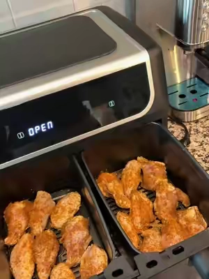 Cooking two different foods at the same time just got easier! This dual-basket air fryer has separate temperature controls, plenty of room for family meals, and helps get dinner on the table without using multiple appliances. 🍗🍟