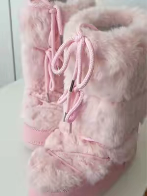 The softest cloud feeling for winter 🌸❄️ #winterboots #cozyvibes #platformboots #winterfashion #fluffyboots 