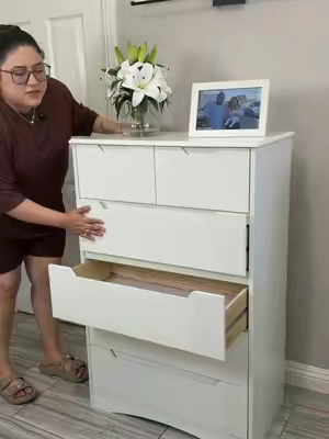 Una cómoda moderna y funcional que ayuda a mantener todo mucho más organizado sin ocupar demasiado espacio. Sus 6 amplios cajones ofrecen excelente capacidad para guardar ropa, accesorios y artículos personales, mientras que su diseño alto y elegante combina fácilmente con diferentes estilos de habitación. #OrganizacionDelHogar #MueblesParaElHogar #DormitorioOrganizado #DecoracionDelHogar #TikTokshopbacktoschool 