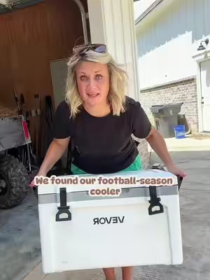 Keeps everything cold without paying extra for the name on the lid 🙌 This VEVOR cooler is ready for ball fields, tailgates, camping, and long weekends away! #TikTokshopbacktoschool #BackToSchool #tiktokshopcreatorpicks #footballseason #campinglife 