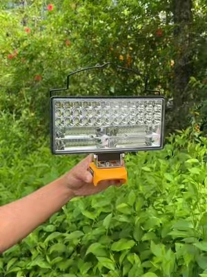 Se ha vuelto mi luz de cabecera en el trabajo.#light #worklight #dewalt #construction #TikTokshopbacktoschool 