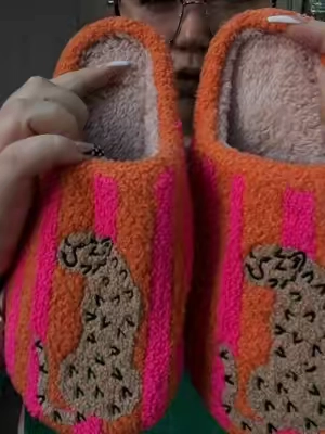 Apparently dopamine dressing applies to my feet too 😭🌈 the colors, the cozy lining, the DETAILS. These are happiness in slipper form. #DopamineDressing #ColorfulFashion #CozySlippers #DopamineStyle #MaximalistFashion 