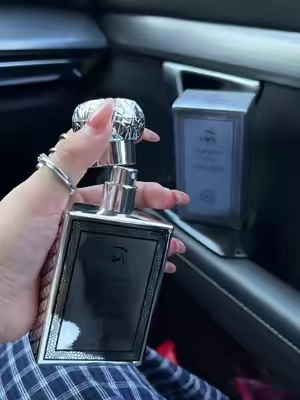 This smells so sex🤯🧔🏻‍♂️ #perfumetiktok #perfumeformen #cologne #perfume #giftideasformen