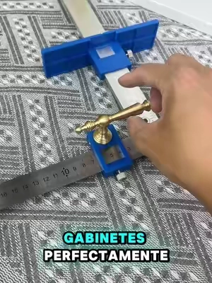 🔥¡Jaladeras perfectamente alineadas en segundos! Sin medir, sin errores y sin estrés 🛠️✨ Esta plantilla ajustable es el arma secreta de todo DIY. ¡Pícale al carrito naranja antes de que se acabe el descuento de hoy! 🛒💨 #TikTokMadeMeBuyIt #HerramientasDIY #MejorasParaElHogar #Carpinteria #TikTokShopFinds 