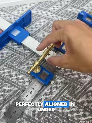 🔥¡Jaladeras perfectamente alineadas en segundos! Sin medir, sin errores y sin estrés 🛠️✨ Esta plantilla ajustable es el arma secreta de todo DIY. ¡Pícale al carrito naranja antes de que se acabe el descuento de hoy! 🛒💨 #TikTokMadeMeBuyIt #HerramientasDIY #MejorasParaElHogar #Carpinteria #TikTokShopFinds 