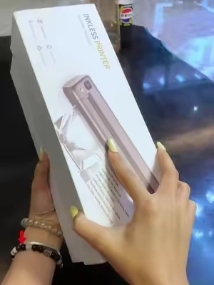 ¡Espera! 🤯 ¿Esta impresora es tan chiquita y portátil, además de que no necesita tinta, que te la puedes llevar a cualquier parte?#wirelessprinter #thermalprinter#portableprinter #TikTokshopbacktoschool #fyp
