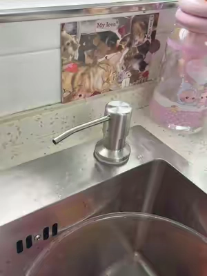 "¿Tu encimera siempre está hecha un lío? Este dispensador de jabón oculto hace todo más cómodo.   #SohoChic#tiktokshop #fyp #tiktokmademebuyit #dealsforyoudays  "