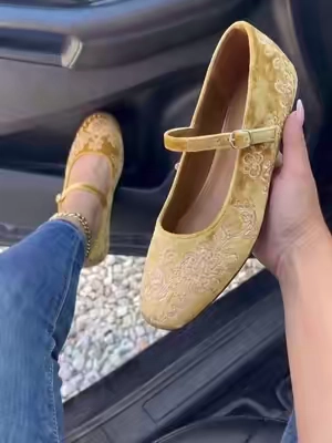 The product is in the cart, my dear friends. #womenshoes 