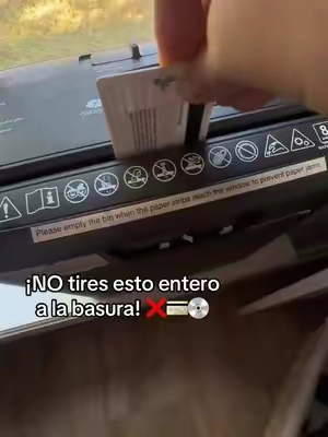 No tires tus estados de cuenta con toda tu información directamente a la basura. Esta trituradora de papel Bonsaii destruye hasta 8 hojas al mismo tiempo, además de tarjetas vencidas y discos. También tiene una ventanita frontal para ver cuándo está llena.     #TikTokshopbacktoschool #backtoschool #PaperShredder #PaperShredder #DocumentShredder 