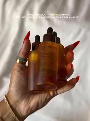 Your skin will have the prettiest glow, be smooth supple, have an even complexion & be protected. ✨ Smells AMAZING! 💦 Best to use as a serum or night oil. RUN!  #glomelanin #roseoil #naturaloil  #facialoil #naturalskincare 