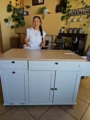 si tienes poco espacio en tu cocina mira esta isla de madera para tu cocina. kitchendecor #hogar  #cocina  #islaparacocina  #isla #kitchen 