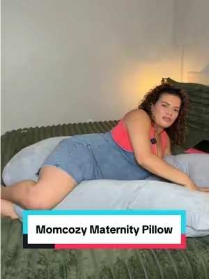 Cuando la barriga empieza a crecer, encontrar una posición cómoda para dormir puede volverse todo un reto 🤰🏼✨ Esta Momcozy Maternity Pillow abraza el cuerpo y ayuda a darte soporte mientras descansas para que tus noches se sientan mucho más cómodas. #Momcozy #MaternityPillow #PregnancyEssentials #MomToBe #sohochic @Momcozy US 