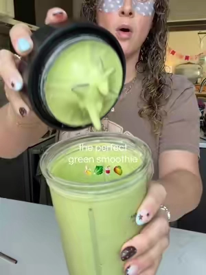 if you hate greens this is the yummiest way to get them in every morning!! #greensmoothie #protein #highproteinbreakfast #breakfastidea #highfiber 