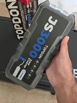 No vuelvas a quedarte tirado con la batería muerta gracias al arrancador de coches TOPDON JS3000. Con tres mil amperios de potencia, esta unidad de alto rendimiento arranca motores de gasolina y diésel mientras funciona como batería portátil y linterna de emergencia.a #carjumpstarter #herramientas #arrancadordebaterias #accesoriosparaautos 