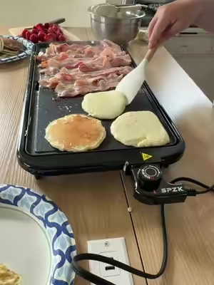 Una sola plancha y tantas cosas que puedes preparar 😍 Desde pancakes y tortillas hasta huevos, quesadillas y mucho más. Me encanta porque tienes una superficie amplia para cocinar sin estar sacando varios sartenes. 🍳🌮🥞#kitchenfinds #kitchenessentials #electricgriddle #TikTokshopbacktoschool #TikTokShopBlackFriday 