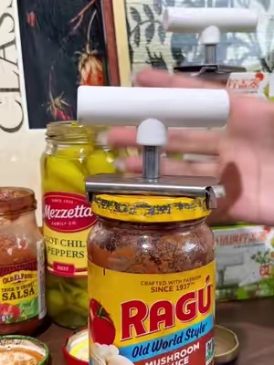 1 gadget, 100 bottles & cans. Your kitchen just got simpler.#jarhack #jar #kitchentips #jaropener #TikTokshopbacktoschool 