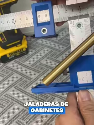 🔥¡Jaladeras perfectamente alineadas en segundos! Sin medir, sin errores y sin estrés 🛠️✨ Esta plantilla ajustable es el arma secreta de todo DIY. ¡Pícale al carrito naranja antes de que se acabe el descuento de hoy! 🛒💨 #TikTokMadeMeBuyIt #HerramientasDIY #MejorasParaElHogar #Carpinteria #TikTokShopFinds 
