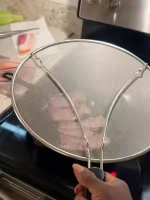 Never get burnt by the bacon grease again! 🥓 #CookingHacks #cookingtips #KitchenHacks #kitchenessentials #kitchenfinds 