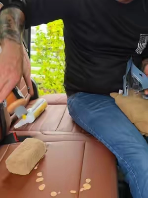 Si tienes automóvil con piel este es el producto que uso en el mio limpia y protege y lo deja con mas brillo #auto #automotive #piel #carro #camion 