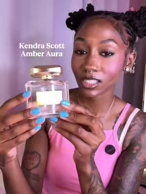 Smelling expensive is part of the outfit ✨🤍 #KendraScott #KendraScottFragrance #PerfumeTok #FragranceTok #amberaura 