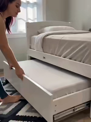 🛏️ Características principales * Diseño en color blanco, fácil de combinar con diferentes estilos de decoración. * Cabecera y pie de cama con paneles, que le dan un aspecto limpio y moderno. * Estructura amplia y robusta visualmente. * Área lateral tipo plataforma, que puede funcionar como espacio adicional para sentarse, colocar libros o accesorios. * Diseño versátil, ideal para habitaciones infantiles, juveniles o de invitados. * El acabado blanco ayuda a que la habitación se vea más luminosa y espaciosa. 🛏️ “Si quieres transformar una habitación sin llenarla de muebles, mira esta cama…” Me encanta esta cama porque combina estilo, funcionalidad y un diseño súper limpio. 🤍 Su acabado en blanco hace que sea muy fácil combinarla con diferentes decoraciones, mientras que su cabecera y estructura le dan un aspecto moderno y elegante. Pero lo que más me llama la atención es ese espacio lateral, que puedes aprovechar para colocar libros, accesorios o incluso crear un pequeño rincón para sentarte y relajarte. Es una opción perfecta para una habitación infantil, juvenil o incluso para un cuarto de invitados donde quieras aprovechar mejor el espacio. Si estás buscando una cama que además de ser funcional ayude a darle un cambio completo a la habitación, esta definitivamente es una opción que vale la pena mirar. 👉 Te dejo el producto aquí en TikTok Shop para que puedas ver todos los detalles, medidas y opciones disponibles.#tiktokshopsummerglow #raybeefurniture_2026backtoschool #sohochic #TikTokshopbacktoschool #summervibes☀️ 