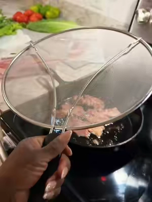 Cris P. Bacon without the splatter on your skin or stove! 🥓 #kitchenfinds #CookingHacks #cookingtips #kitchenessentials