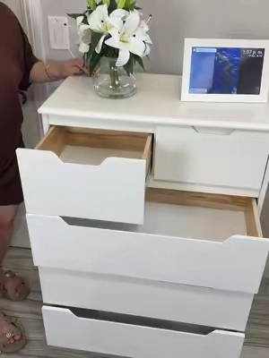 Cuando el espacio es limitado, un mueble bien pensado hace la diferencia. Esta cómoda aprovecha la altura para ofrecer 6 cajones de almacenamiento sin ocupar demasiado espacio en la habitación. Ideal para apartamentos, dormitorios pequeños o cualquier rincón donde quieras mantener todo ordenado sin llenar el ambiente de muebles. #EspaciosPequeños #MueblesParaElHogar #OrganizacionDelHogar #DormitorioPequeño #TikTokShopCreatorPicks