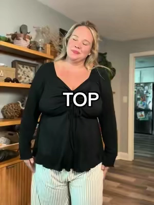 such a flattering top #plussize #plussizefashion #backtoschool #TikTokshopbacktoschool #tiktokshopcreatorpicks 