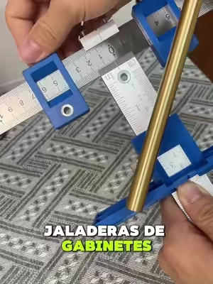🔥¡Jaladeras perfectamente alineadas en segundos! Sin medir, sin errores y sin estrés 🛠️✨ Esta plantilla ajustable es el arma secreta de todo DIY. ¡Pícale al carrito naranja antes de que se acabe el descuento de hoy! 🛒💨 #TikTokMadeMeBuyIt #HerramientasDIY #MejorasParaElHogar #Carpinteria  #TikTokshopbacktoschool 
