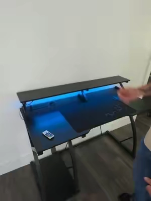 Mesa para computadora con luces RBG tiene un diseño muy moderno y facil de usar #mesas #computadora #pc #gaming #juegos 