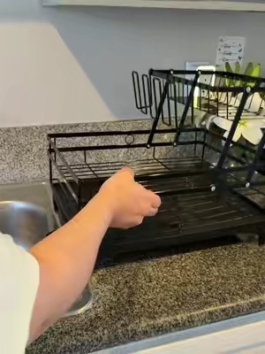 Mantén tu cocina organizada y aprovecha mejor el espacio con este escurridor de dos niveles, amplio, práctico y con drenaje automático. #OrganizacionDeCocina #CocinaOrganizada #HogarPractico #OrganizacionDelHogar #TikTokshopbacktoschool