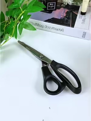 Tired of fabric fraying? Try these pinking shears!✨#PinkingShears #SewingHacks #SewingTools #DIYCraft #TikTokshopbacktoschool  