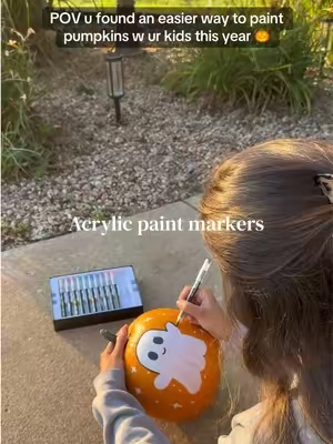 These acrylic paint markers make painting pumpkins with kids so much easier and cleaner 👌🏻 #acrylicpaintmarkers #acrylicpainting #paintingpumpkins #pumpkinpainting #paintedpumpkin 
