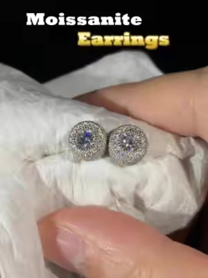 Shower Safe Earrings That Will Not Turn Your Ears Green.#delzzad #TikTokshopbacktoschool #viraltiktok #moissanitejewelry #14kgold #nontarnishjewelry #jewelrytiktok #waterproofjewelry #2026trend #unisexjewelry #earrings #earringslovers #s925silverjewelry