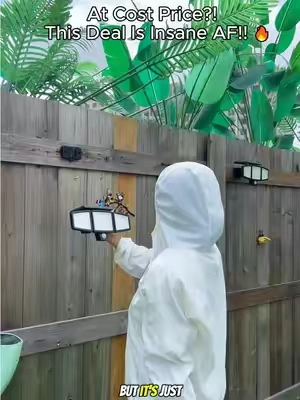 Get this save your electricity bill 💵 👋👋#outdoorlighting #solarlights #motionsensor #lights #tiktokmademebuyit 