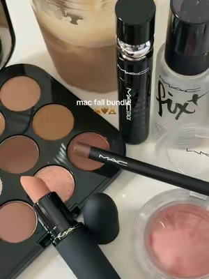 Fall colors 🧸🍂 #fallaesthetic #maccosmetics #maceyeshadow #maclipstick #fallmakeup 