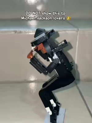 The King of Pop! MJ forever in our hearts. 🖤👑 This building block set is inspired by one of MJ’s most iconic looks. Building it piece by piece is not only fun, but also helps encourage creativity and hands-on skills. Whether you’re a young MJ fan or a longtime adult fan, it makes a special and collectible gift—a unique tribute to a true legend. ✨ #BuildingBlocks #KingOfPop #MichaelJackson #MJlover #MJ 