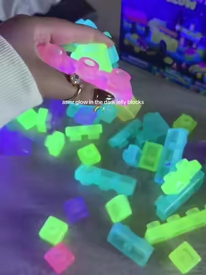 SOUND ON 🎧🫧✨ these glow in the dark jelly blocks are seriously so soothing and satisfying to play with!

#asmrsounds #sensorytoys #jellyblocks #fidgettoy #giftideasforkids 