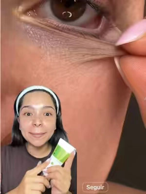 Esta crema deja mi piel sintiéndose tan suave y luminosa que van a pensar que tengo retoques. ✨ Se ha vuelto mi favorita en mi rutina para mejorar la textura de la piel, y lo mejor es que es súper gentil para usarla en todo el rostro es de @celimax US Store 💚🩵

.
.
.
.
#celimax #retinal #skincareroutine #retinaldualcream 