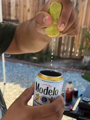Turn your can into a cup 😎🍻 #drinks #cerveza #michelada 