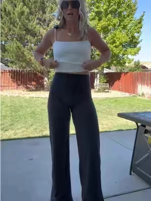 If you like wide leg yoga pants, you will LOVEEE these! #womensoutfits #yogapants #leggings #pants #fallfashion 