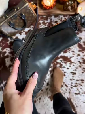 Hey dude just released the most gorgeous leather Chelsea boots 🖤✨🤌🏼 #heydude #heydudeboots #heydudenewarrivals #heydudenewarrivalscampaign @HeyDude 