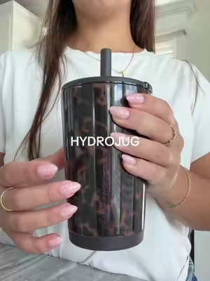 obsessed with this tumbler 🤎 @HYDROJUG #hydrojug #hydrojugfallcollection #tumbler #coffee #icedcoffee 